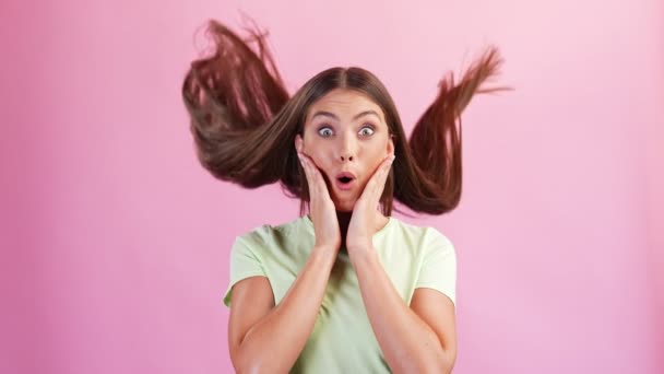 Chockad rolig dam shopping rabatt reaktion koncept hår faller i slow motion — Stockvideo
