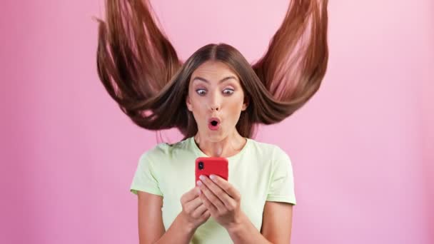 Excité choqué dame tenir téléphone lire fou nouvelles post coiffure ralenti chute — Video