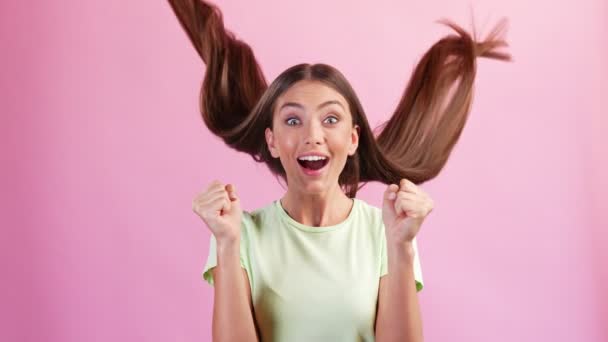 Feliz bonita senhora ganhar sorte aposta alegrar longo cabelo indisciplinado saudável voar em câmera lenta — Vídeo de Stock