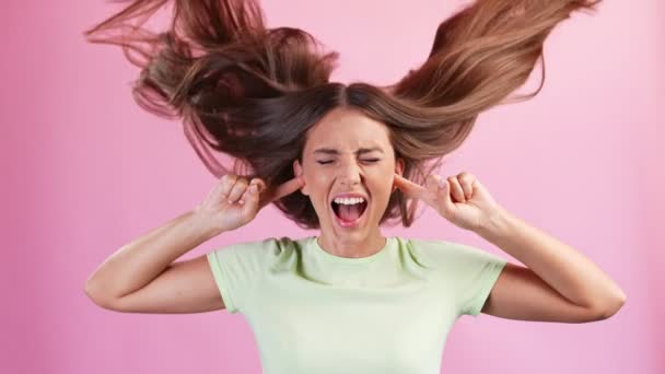 Senhora irritada vento soprar penteado perto orelhas gritar evitar barulho alto — Vídeo de Stock