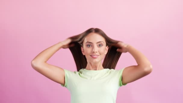 Vacker elegant dam använda balsam kasta ostyrigt långt hår njuta av effekt — Stockvideo