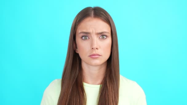 ショックを受けた神経質な女性の表情カメラフラストレーション顔 — ストック動画
