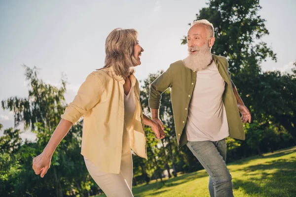 Foto von reifen Mann Frau gute Laune Liebe Familie halten Hände Spaziergang Wochenende Sommersaison Natur im Freien — Stockfoto