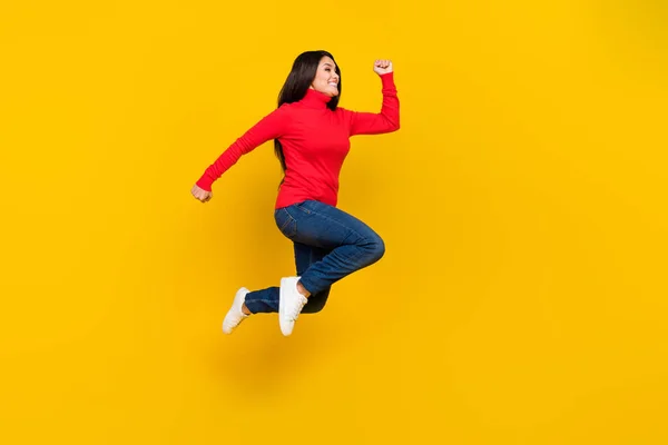 Full längd profil foto av ganska nöjd flicka har kul ser tomt utrymme isolerad på gul färg bakgrund — Stockfoto