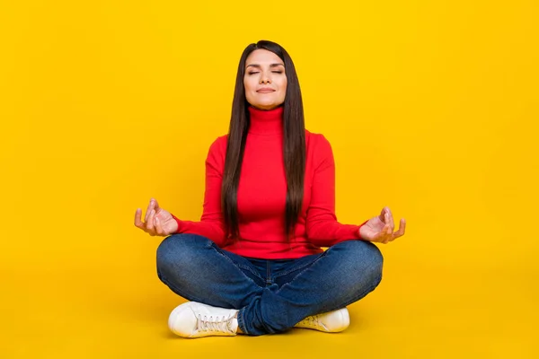 Volledige lengte foto van charmante tevreden persoon gesloten ogen vingers mediteren geïsoleerd op gele kleur achtergrond — Stockfoto