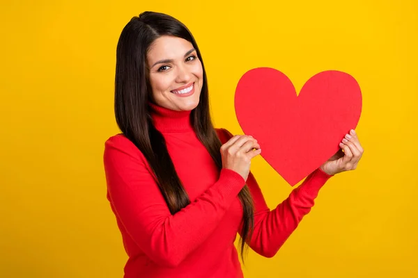 Foto de pacífico candid girl hands hold heart symbol postcard toothy smile isolated on yellow color background — Fotografia de Stock