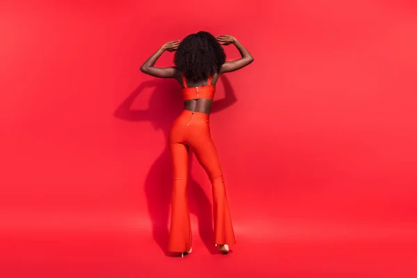 Tamaño completo trasero detrás de la foto de la joven dama bailando disfrutar de entretenimiento stilettos desgaste aislado sobre fondo de color rojo — Foto de Stock