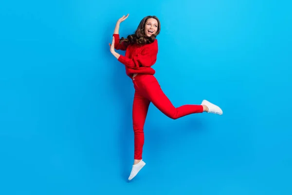 Longitud completa vista del tamaño del cuerpo de la atractiva chica alegre saltando bailando divertirse aislado sobre fondo de color azul brillante — Foto de Stock