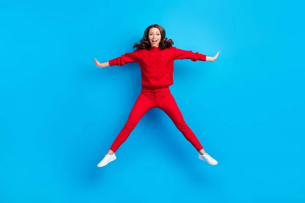 Ganzkörpergröße Foto von Frau trägt rote Kleidung springen wie Stern isoliert auf lebendigen blauen Farbhintergrund — Stockfoto