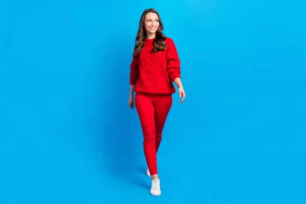 Longitud completa tamaño del cuerpo foto de la mujer con ropa roja caminando hacia adelante aislado sobre fondo de color azul vivo —  Fotos de Stock