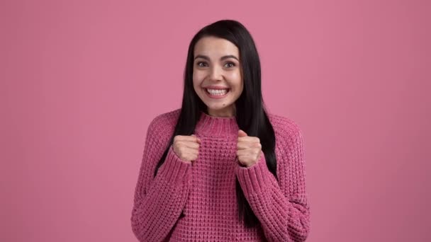 Ecstatic dame wachten loterij winnen vuisten omhoog geïsoleerde pastel roze kleur achtergrond — Stockvideo