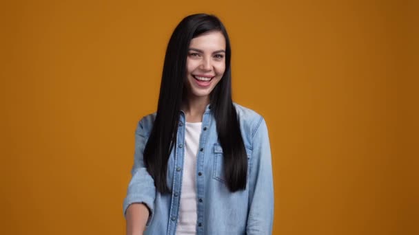 Lady sugere anúncios promo ponto você mão isolada no fundo cor de mostarda — Vídeo de Stock