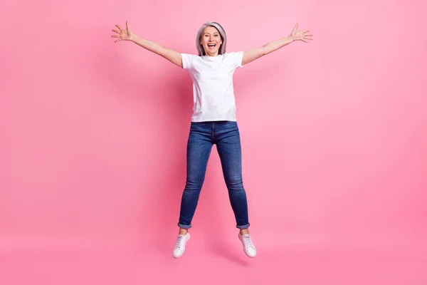 Longitud completa tamaño del cuerpo foto de la mujer saltando descuidado feliz aislado pastel rosa color fondo —  Fotos de Stock