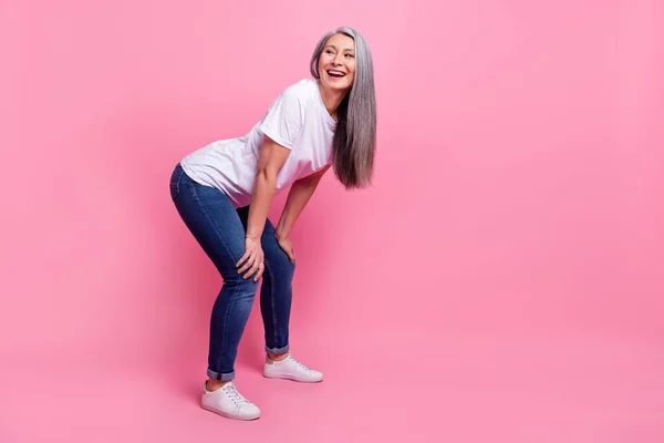 Volledige lengte lichaam grootte foto van vrouw dansen uitgaven op zoek copyspace geïsoleerde pastel roze kleur achtergrond — Stockfoto