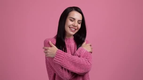 Lady αυτοεκτίμηση αγκαλιά χέρια απομονώνονται σε ροζ παστέλ χρώμα φόντο — Αρχείο Βίντεο