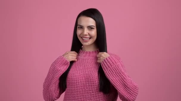 Trevlig dam hålla frisyr njuta frisör isolerad på pastell färg bakgrund — Stockvideo