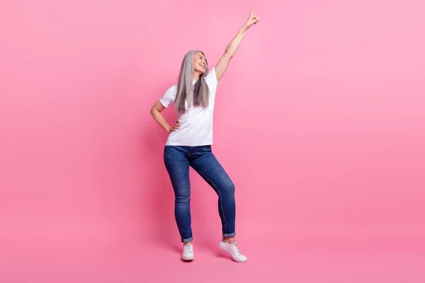Longitud completa tamaño del cuerpo vista de agradable fresco alegre mujer de pelo gris bailando divertirse aislado sobre rosa pastel color fondo —  Fotos de Stock