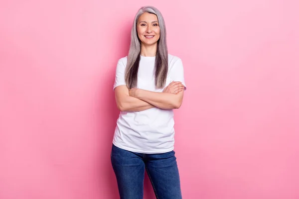 年上のビジネス女性の笑顔の写真の肖像が交差手自信カジュアルな衣装孤立パステルピンク色の背景 — ストック写真