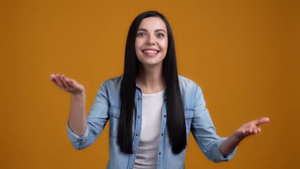 Lady histórias de registro de vídeo dizer conselho isolado cor de mostarda fundo — Vídeo de Stock