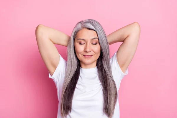 Foto portret van oma met grijs haar moe ontspannen leggen op pauze geïsoleerd op pastel roze kleur achtergrond — Stockfoto