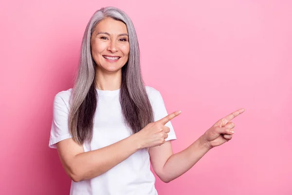 Photo portrait of grandmother showing blank space recommending isolated on pastel pink color background — 图库照片