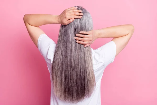 Foto von schönen attraktiven Alter Frau Haare gekleidet weißen Outfit Hände Kopf isoliert rosa Farbe Hintergrund — Stockfoto