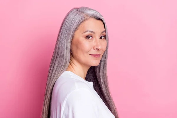 パステルピンク色の背景に孤立したカジュアルな服を着て笑顔灰色の髪を持つシニア女性の写真の肖像画 — ストック写真