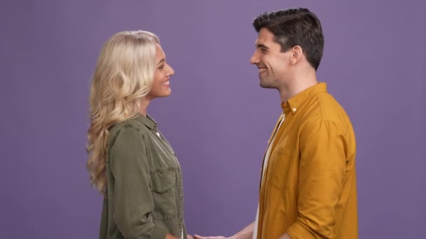 Positivo concurso casal senhora cara segurar as mãos isolado roxo cor fundo — Vídeo de Stock