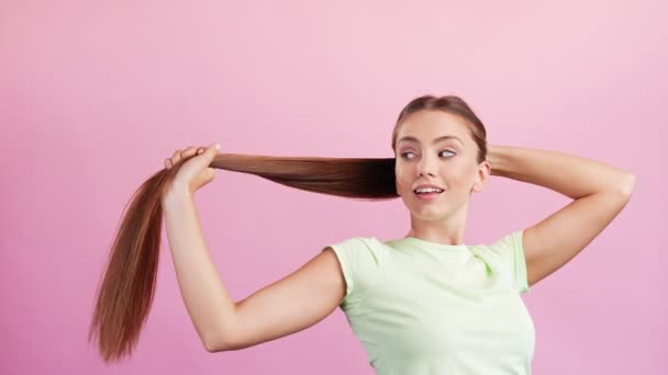 Беззаботная девушка наслаждаться новым шампунем бросить волосы замедленной съемки шоу кератина эффект — стоковое видео