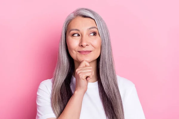 Portret van aantrekkelijke verbijsterd grijs-harige vrouw denken kopiëren lege ruimte geïsoleerd over roze pastel kleur achtergrond — Stockfoto