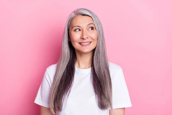 Portrait of attractive bewildered dreamy grey-haired woman thinking copy space isolated over pink pastel color background — Stock Photo, Image