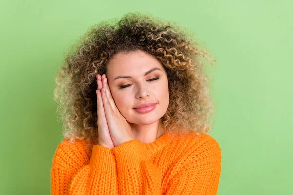 Foto di riposo bionda signora mani testa usura pullover arancione isolato su sfondo di colore verde — Foto Stock