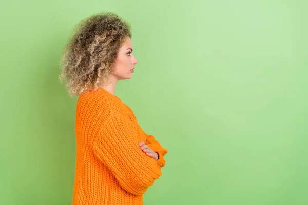 Foto de perfil de señora rubia milenaria estricta cruzó brazos usar suéter naranja aislado sobre fondo de color verde —  Fotos de Stock
