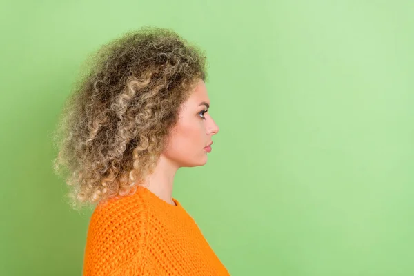 Foto de perfil de jovem senhora loira rigorosa olhar promo usar camisola laranja isolada no fundo de cor verde — Fotografia de Stock
