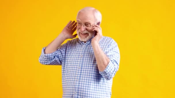 Positieve opa hold telefoon hebben vriendelijk gesprek — Stockvideo