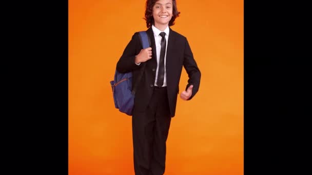 自信的小男孩，背着背包，竖起大拇指，认可购物小贴士 — 图库视频影像