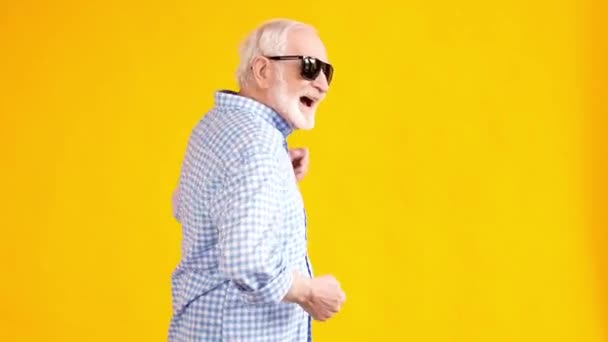 Aposentado velho homem desfrutar de dança verão festa — Vídeo de Stock