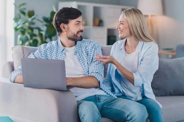 Fénykép a szabadidős házas házaspár beszélgetés film beszélgetés viseljen alkalmi ruhát kényelmes otthon beltéri — Stock Fotó