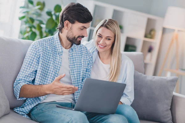 Foto de pareja amigable dos personas se sientan diván tienen ropa de comunicación de videollamada ropa casual en un hogar cómodo en el interior — Foto de Stock