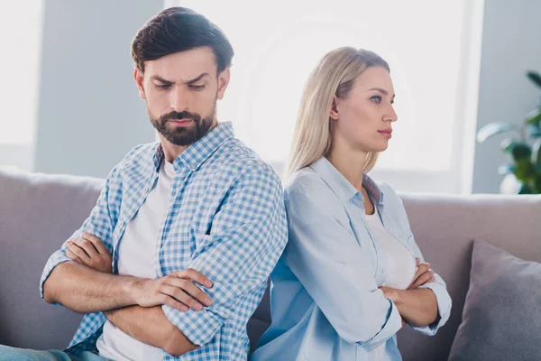 Photo of offended married couple two people crossed hands wear casual outfit in comfortable home indoors — Stock Photo, Image