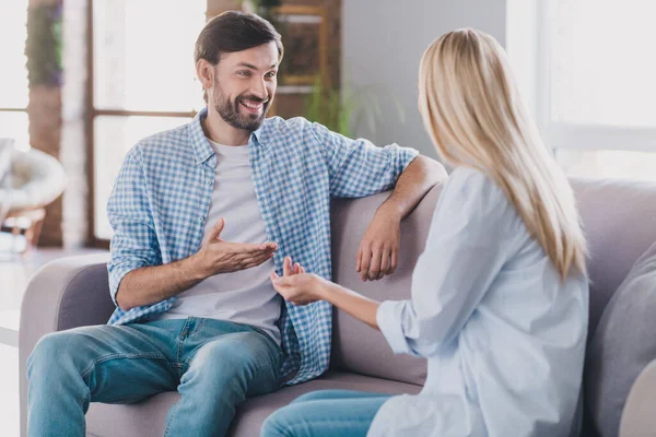 Zdjęcie pozytywne wesoły dwie osoby mają relaksującą rozmowę nosić strój casual w komfortowym domu w pomieszczeniach — Zdjęcie stockowe
