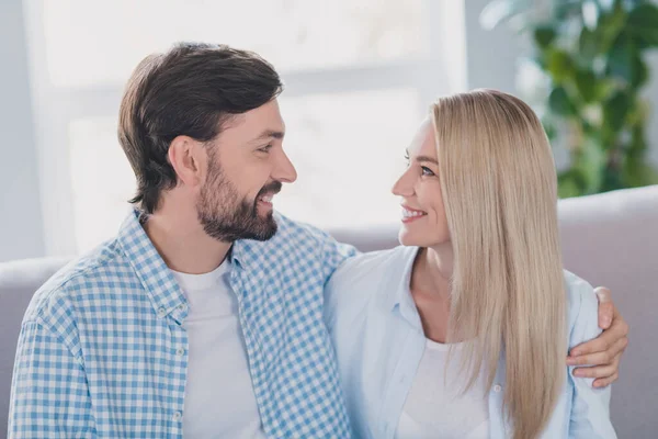 Foto de flerte casal maduro abraço olhar morena cara loira senhora usar camisa branca na sala de estar resto — Fotografia de Stock