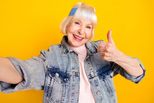 Autoportrét důchodce důchodce v důchodu veselá žena ukazující úspěch palce izolované přes jasně žluté barvy pozadí — Stock fotografie