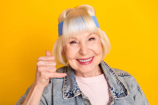 Фотопортрет пожилой женщины улыбается показывая вызов мне знак изолирован на ярко-желтый цвет фона — стоковое фото
