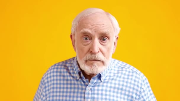 Crazy angry aged man offended mood — Stock Video