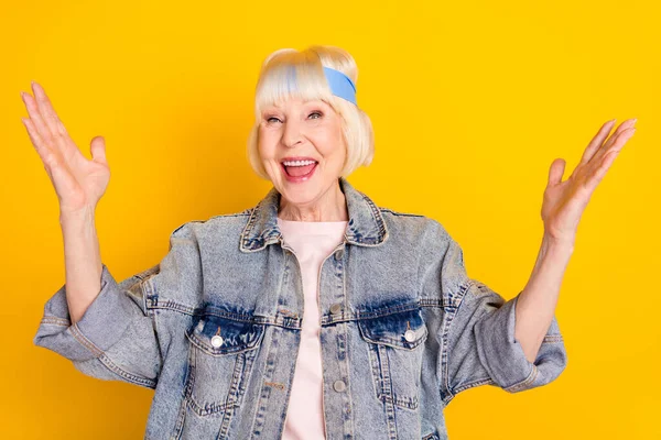 Фотопортрет прохладной позитивной бабушки улыбается пораженный носить ободок изолирован на ярком желтом фоне цвета — стоковое фото