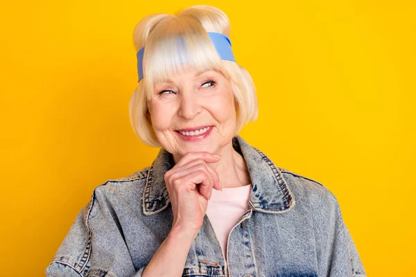 Portrét atraktivní veselý mazaný starší šedovlasá žena rozhodování izolované přes jasně žluté barvy pozadí — Stock fotografie