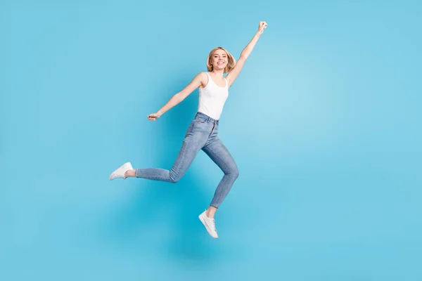 Full length μέγεθος του σώματος άποψη ελκυστικό χαρούμενο κορίτσι άλμα αγωνίζονται διασκεδάζοντας απομονωμένη πάνω από φωτεινό μπλε χρώμα φόντο — Φωτογραφία Αρχείου