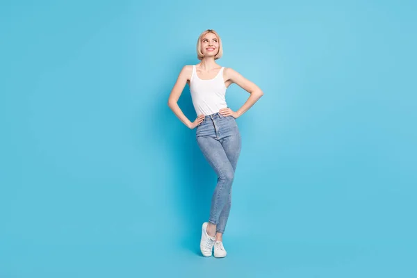 Full längd kroppsstorlek bild av attraktiva glada drömmande blond flicka poserar tänkande isolerad över ljusblå färg bakgrund — Stockfoto