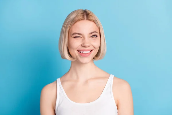 Close-up portret van charmante vrolijke blonde meisje knipogen flirten geïsoleerd over levendige blauwe kleur achtergrond — Stockfoto